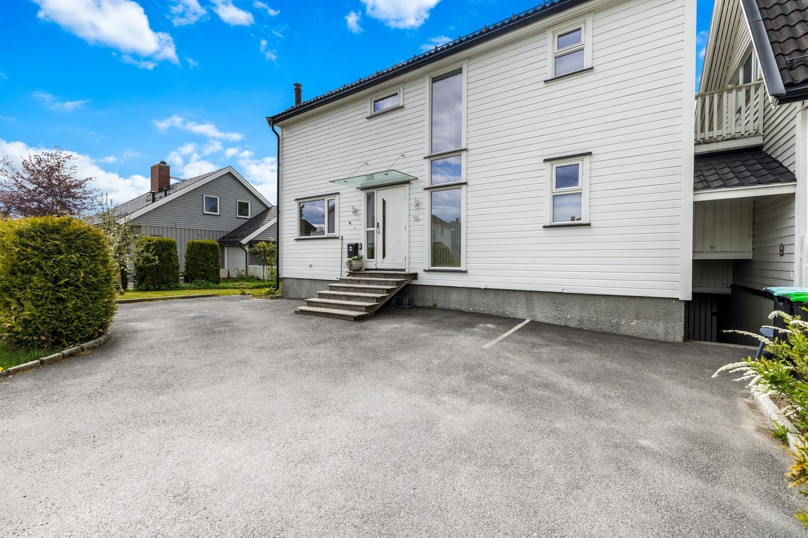 Kjeller har egen inngang. Galleribilde