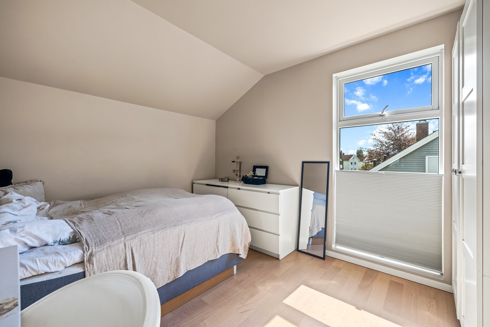 Totalt 3 soverom i 2.etg. Mulighet for å lage nr. 4 av stuen. Galleribilde