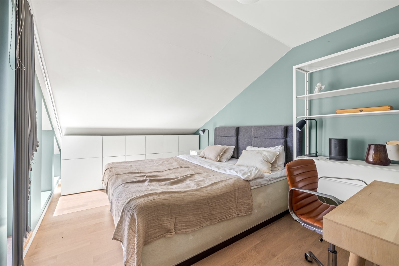 Hovedsoverom ligger i masteravdeling med direkte adkomst til walk in closet samt eget bad. Galleribilde