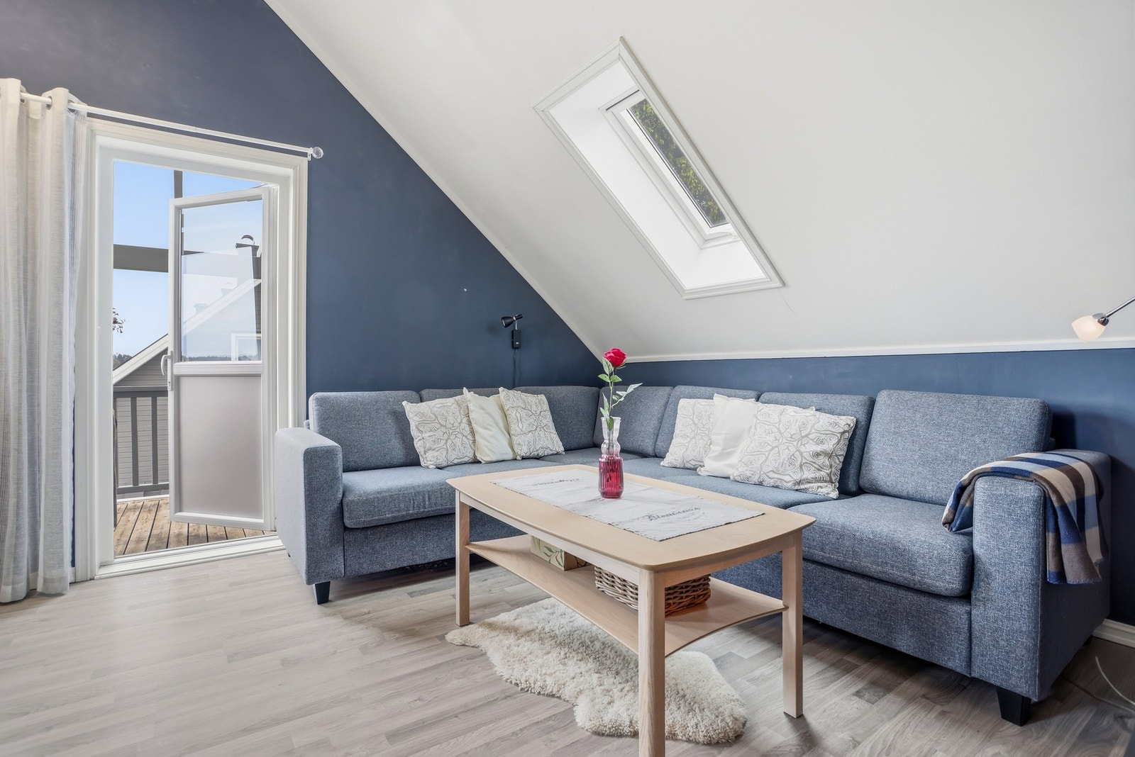 Fra stuen er det direkte adkomst til solrik, vestvendt og luftig veranda. Galleribilde