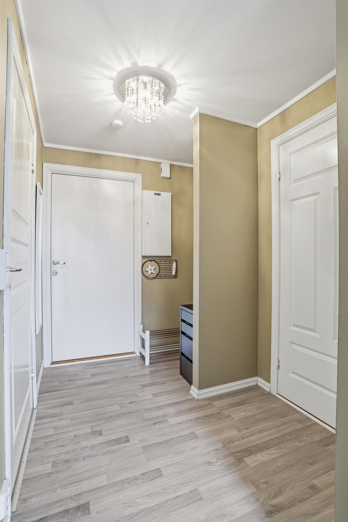 Pent og lyst inngangsparti med plass til oppheng av jakker, og lagring av sko. Galleribilde