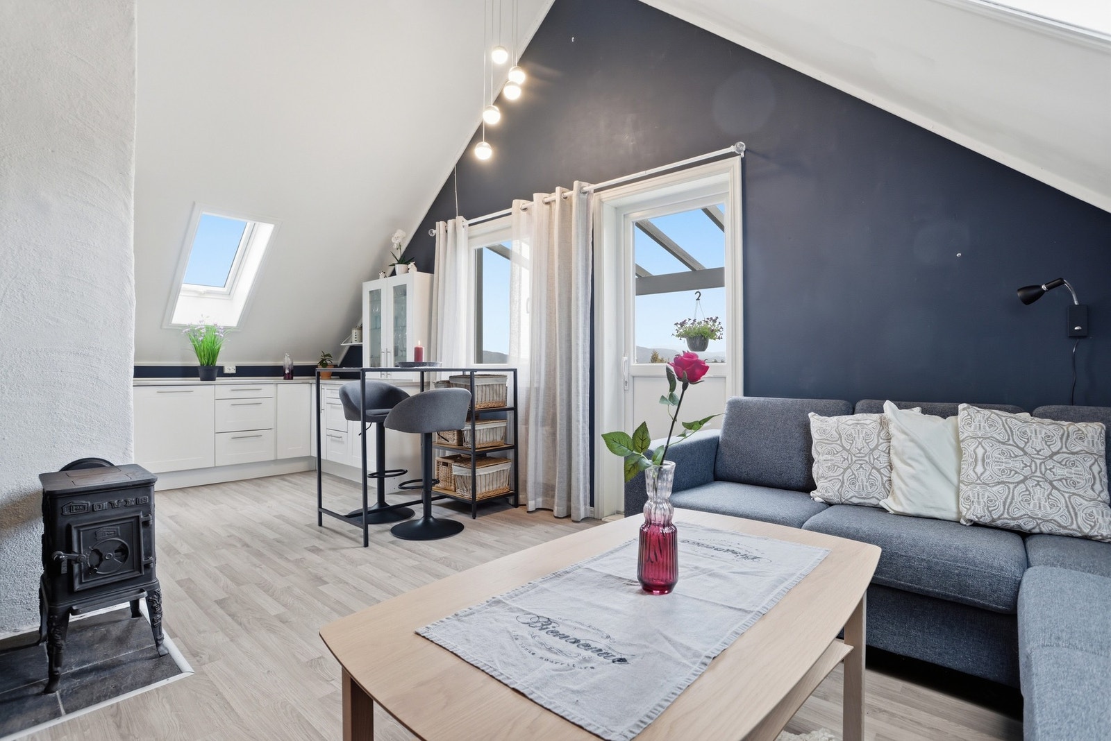 Stuen har en fin utforming med en delvis god takhøyde og laminat på gulv. Galleribilde