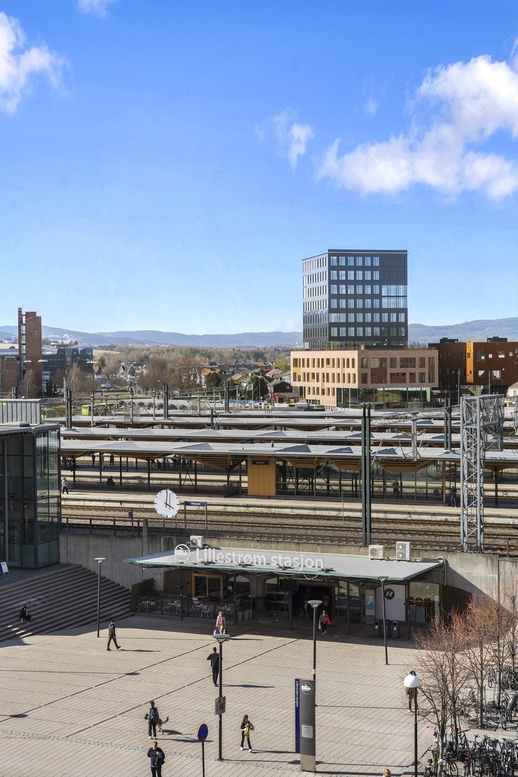Kort avstand til togstasjonen i Lillestrøm som tar deg inn til Oslo på bare 10 minutter - og avganger hvert. 10 minutt! Galleribilde