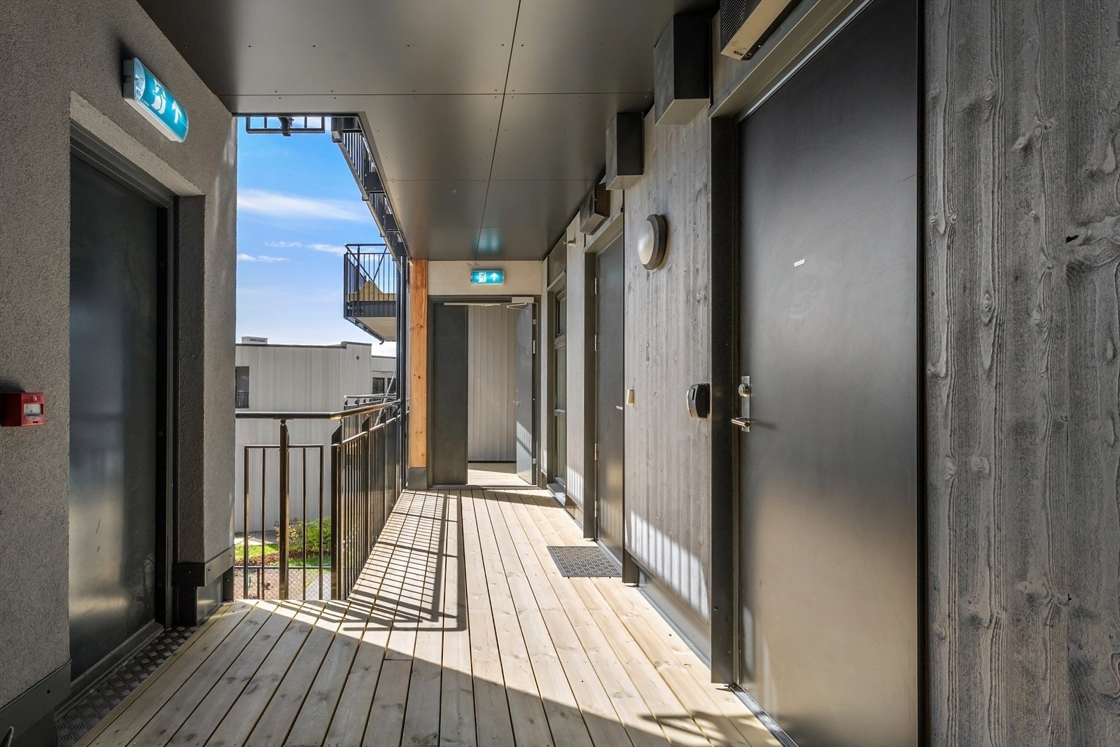 Adkomst via heis og felles svalgang. Galleribilde