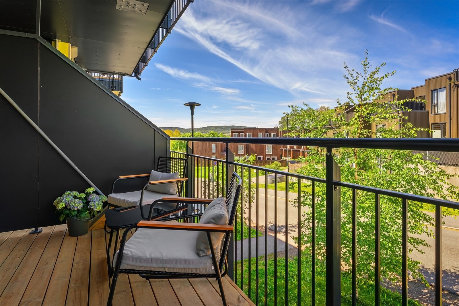 Overbygd uteplass på ca. 7 kvm med nye terrassebord. Galleribilde