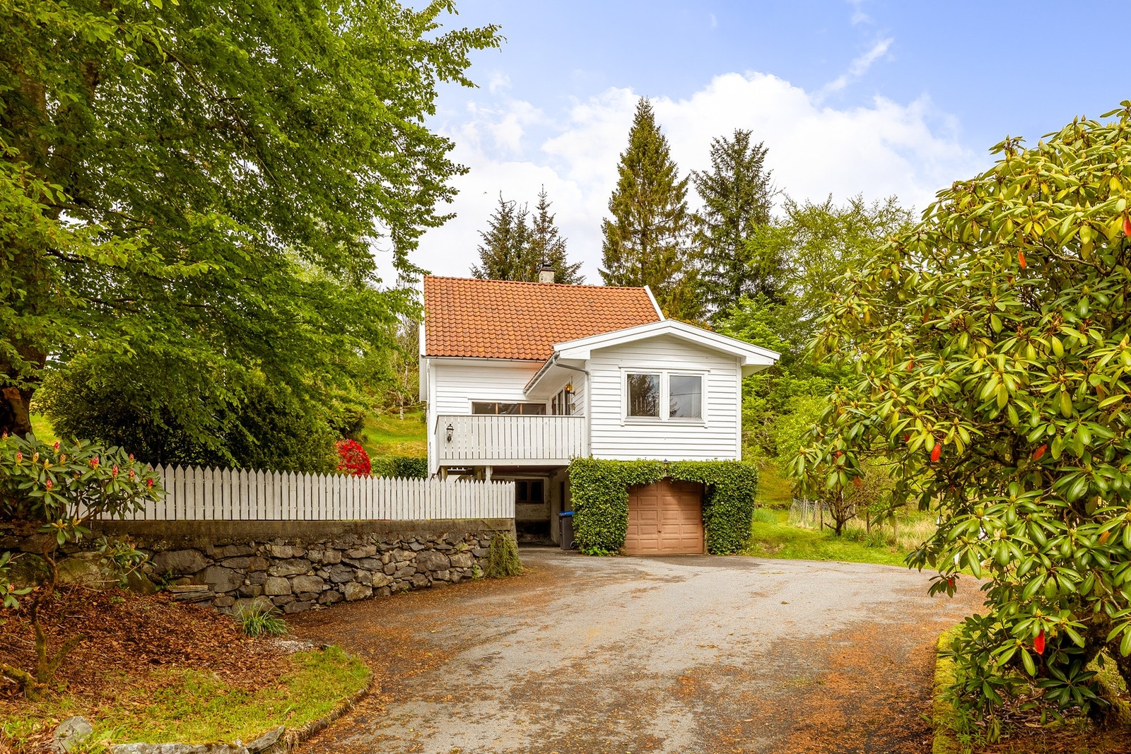 Huset fra 1960 ble utvidet med tilbygg og garasje i 1975. Taket på tilbygget er byttet i 2026. Galleribilde