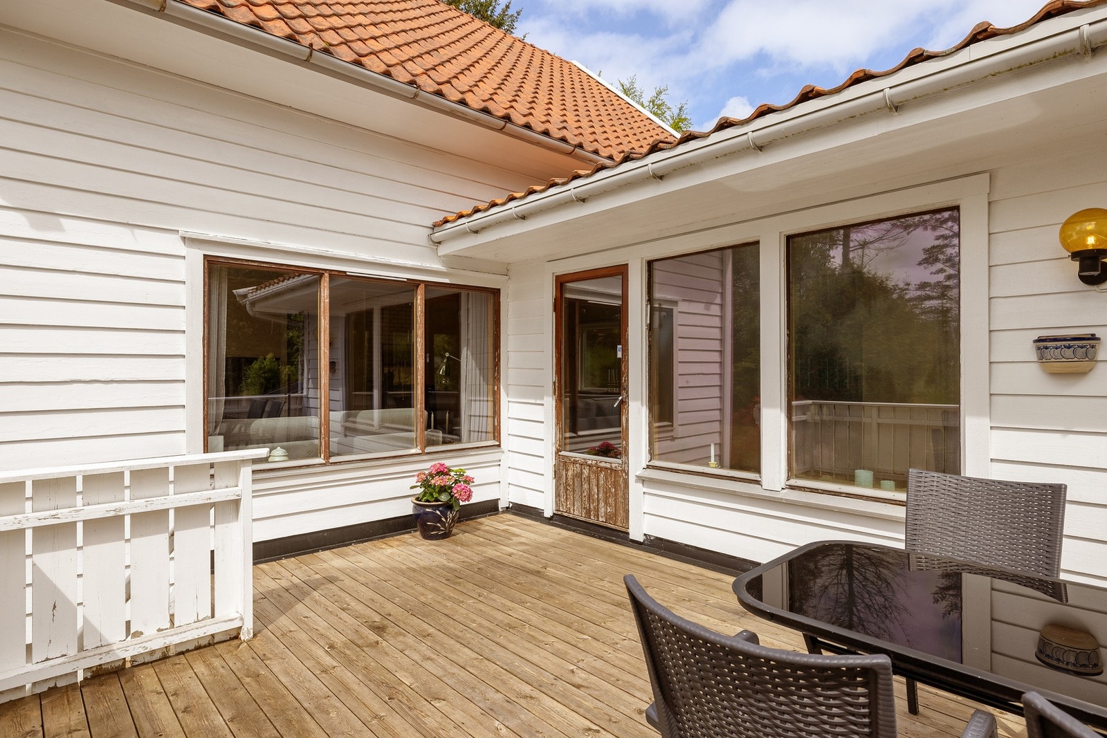 Terrassen måler 18 kvm og nyter godt av sommersolen fra morgen til kveld. Galleribilde