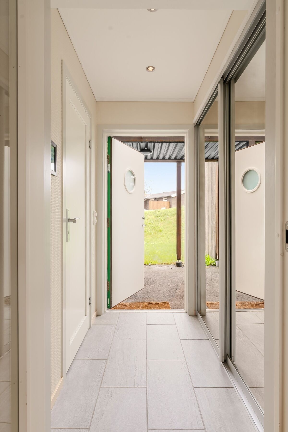 Innbydende gang med skyvedørsgarderobe med god plass til å henge fra seg yttertøy og sko. Det medfølger egen utvendig bod på 5 m². Galleribilde