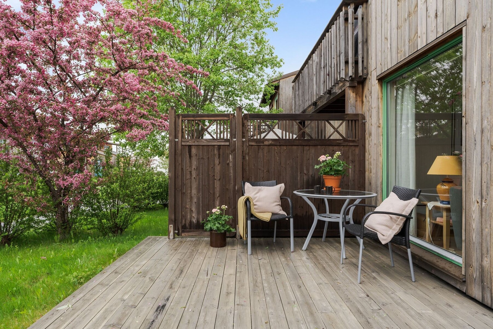Hyggelig og skjermet uteplass på ca. 17 m² omkranset av beplanting. Galleribilde