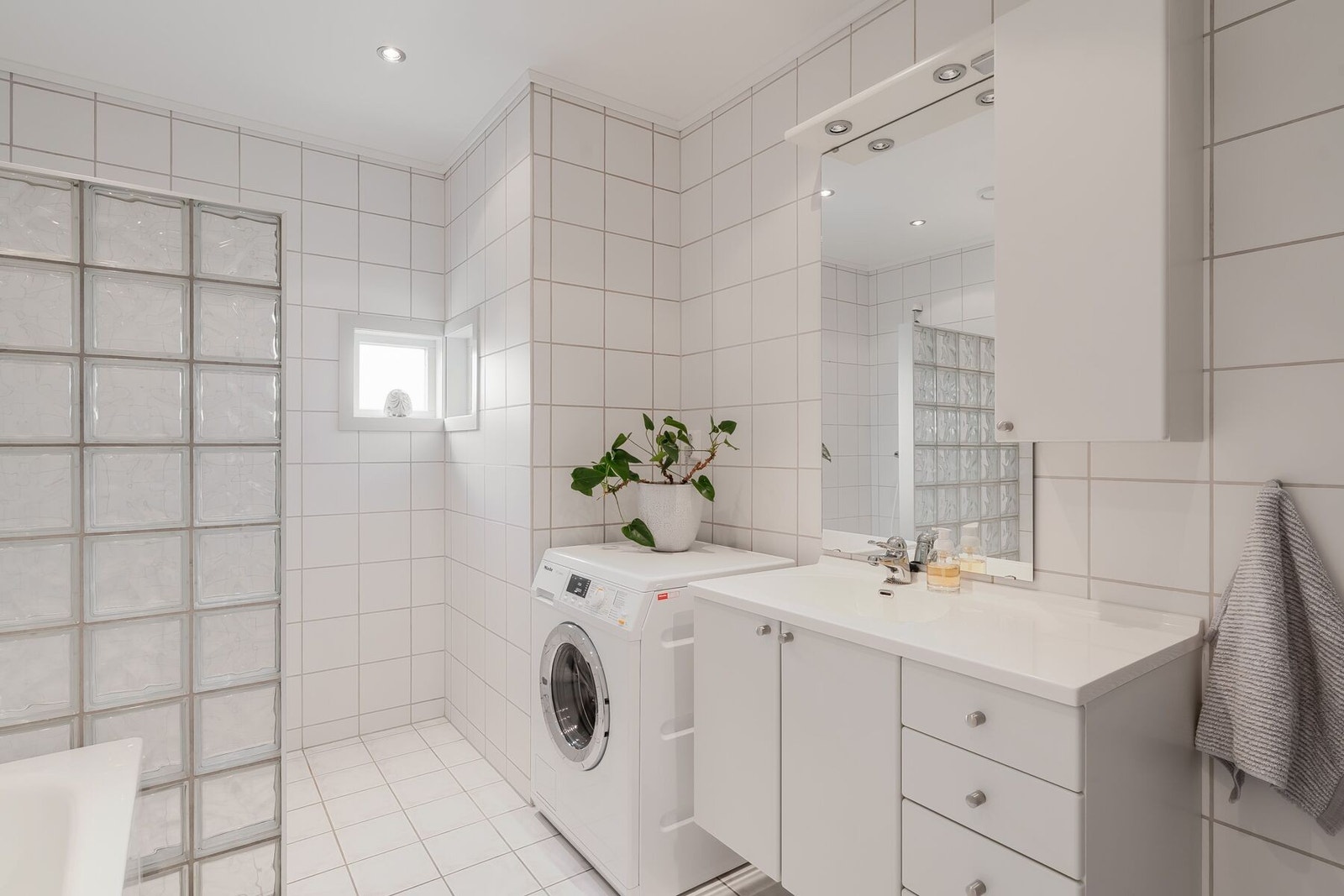 Pent og lyst flislagt bad på 7,7 m² med behagelig varme i gulv. Galleribilde