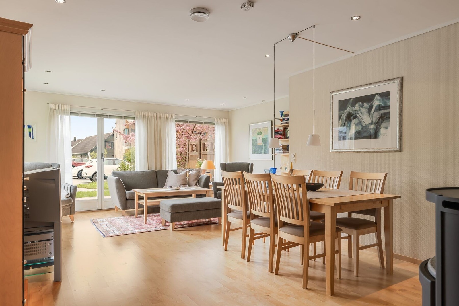 Hjertet i boligen er et romslig oppholdsrom delt inn i flere soner med stue, kjøkken og spisestue på til sammen 40,5 m². Galleribilde