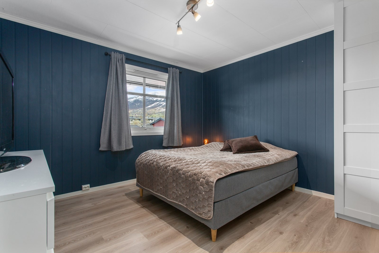 Etasjens andre soverom på ca. 11 m² Galleribilde