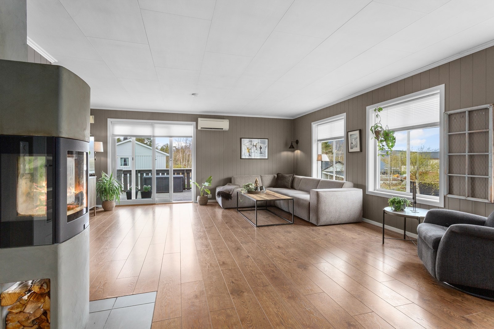 Fra stua har en utgang til verandaen på sørenden av boligen Galleribilde
