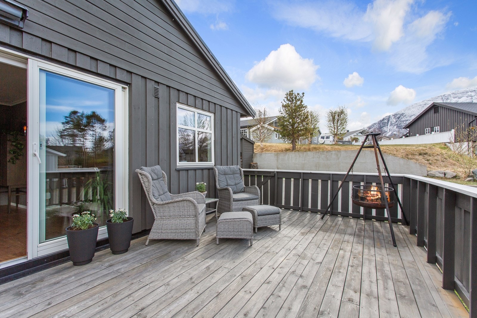 Verandaen gir plass for både bålpanne, grill og flere sittegrupper Galleribilde