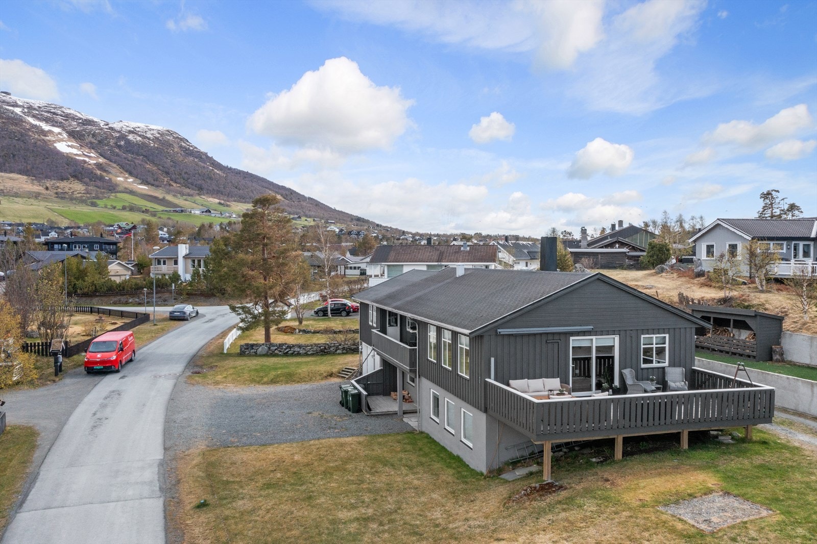 Tomten er vestvendt og terrassert/hellende med flere nivå Galleribilde
