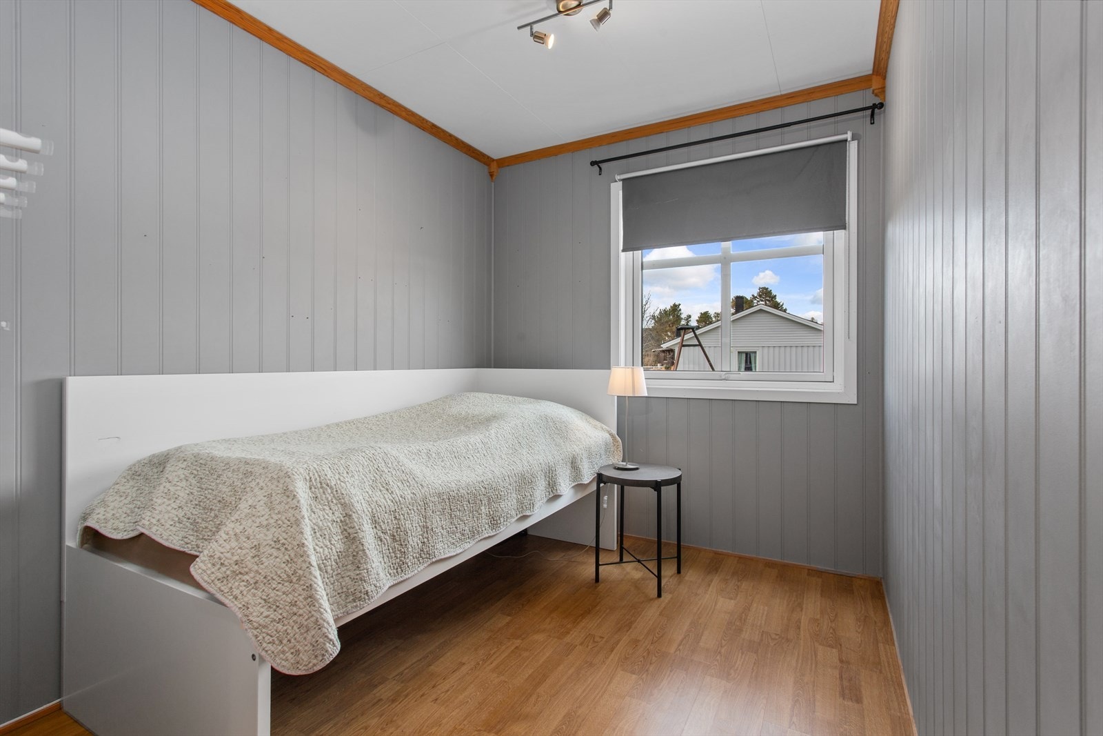 Det ene av etasjens fem soverom har inngang via badet Galleribilde