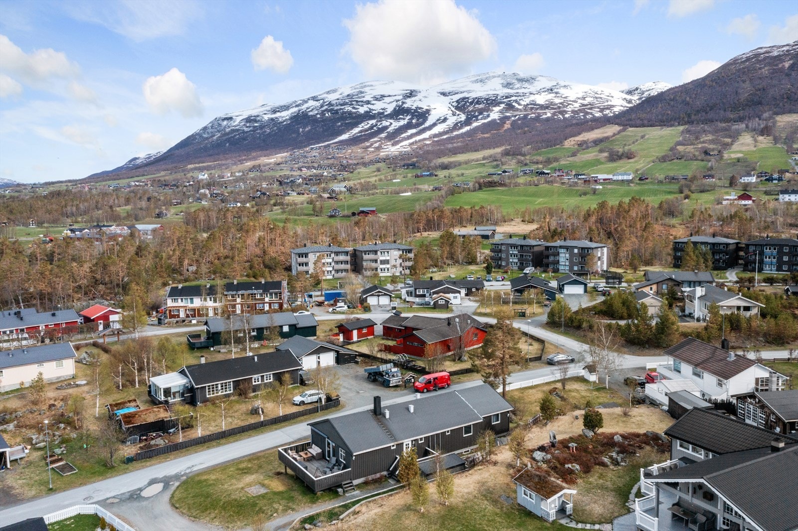 Eiendommen ligger i et veletablert, solrikt og barnevennlig boområde sør i Oppdal sentrum Galleribilde