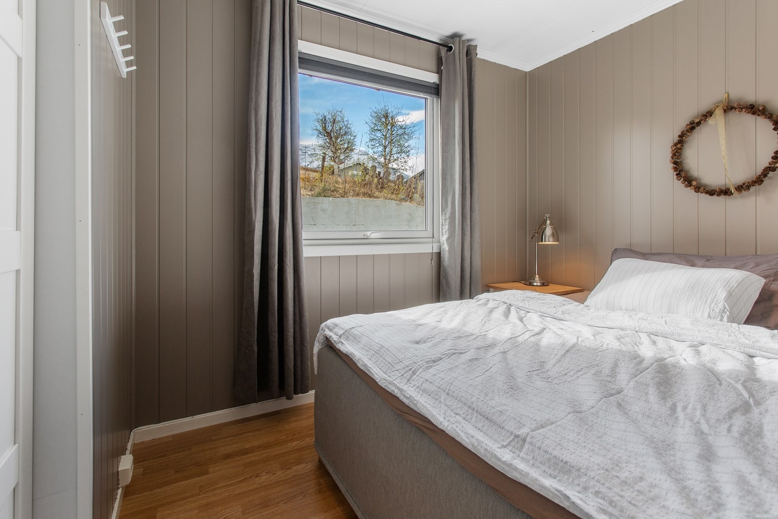 Etasjens tredje og minste soverom er ca. 6 m² og utstyrt med garderobenisje med skap Galleribilde