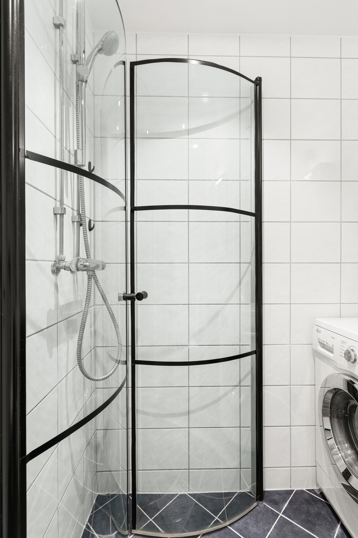 Utstyrt med bl.a. gulvvarme, opplegg for vaskemaskin og downlights i takhimling Galleribilde
