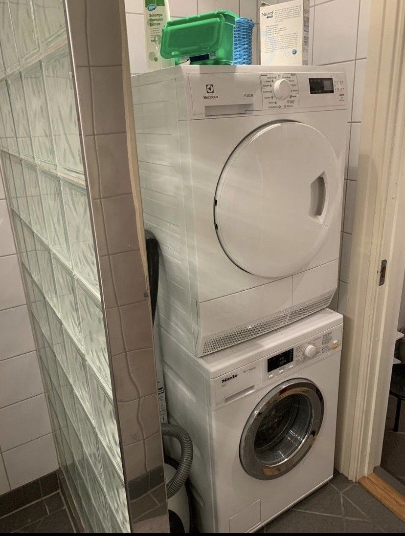 Det medfølger både tørketrommel og vaskemaskin med leiligheten Galleribilde