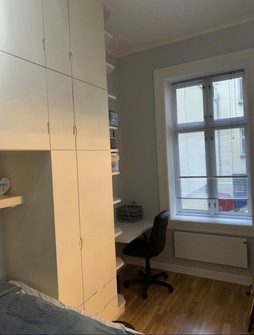 Skapene er snekkerbygget og gir mye plass for å lagre klær og andre ting. Galleribilde