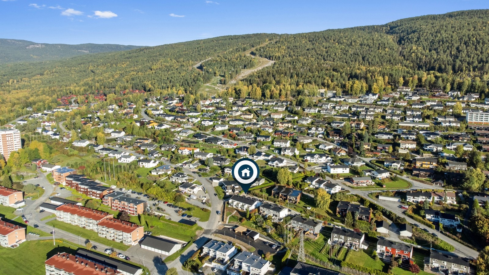 Sentralt med gåavstand til skoler, nærbutikker, buss og marka med flott alpinanlegg og lysløype Galleribilde