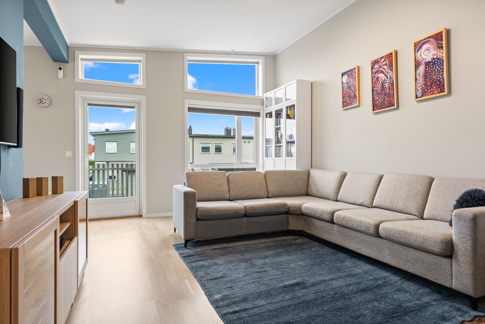 Flere vindusflater slipper inn godt med dagslys til stuen, her er det også utgang til veranda. Det er plass til en større salong med tilhørende småmøbler og TV, og skap/lagringsmøbler Galleribilde