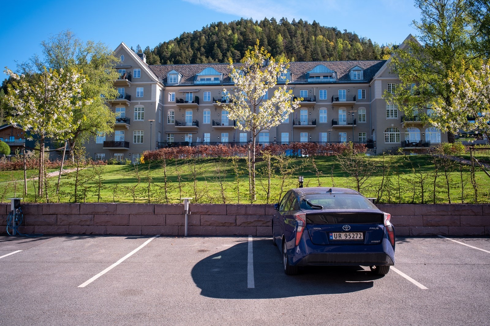 Leiligheten har tilhørende 2 stk utvendig parkeringsplasser (nr. 3 og 4 fra innkjøring mot park/C-bygg). Det er mulighet for elbil-lading på begge parkeringsplasser. Ekstra kabel-tversnitt til en av plassene Galleribilde