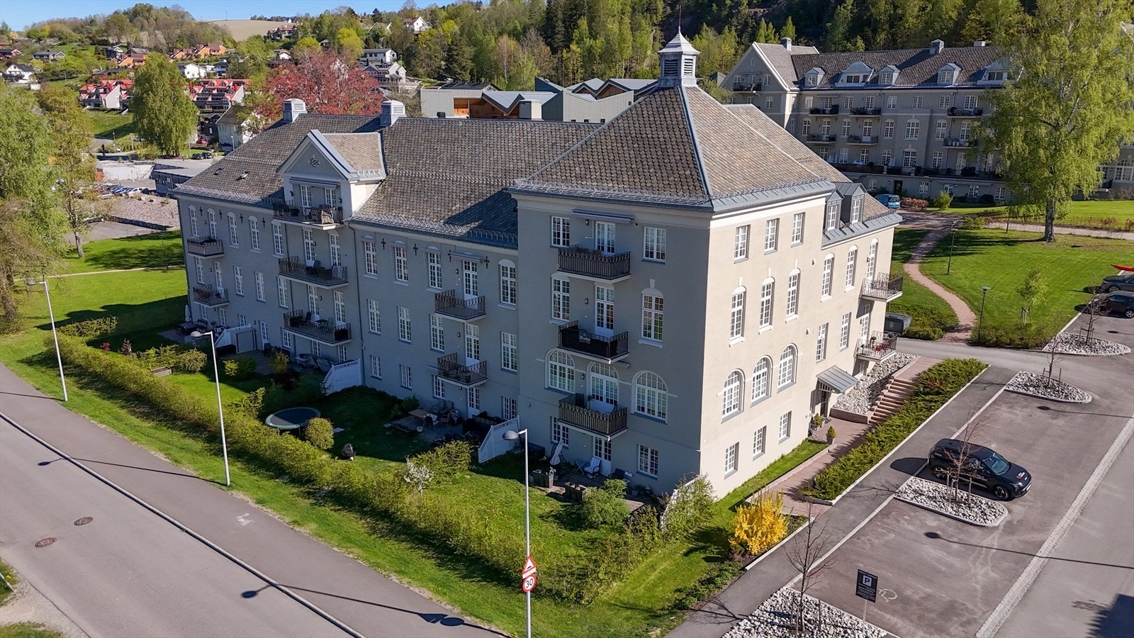 Hjørneleiligheten har en god beliggenhet i bygget, ligger sørvest-vendt med gode solforhold Galleribilde