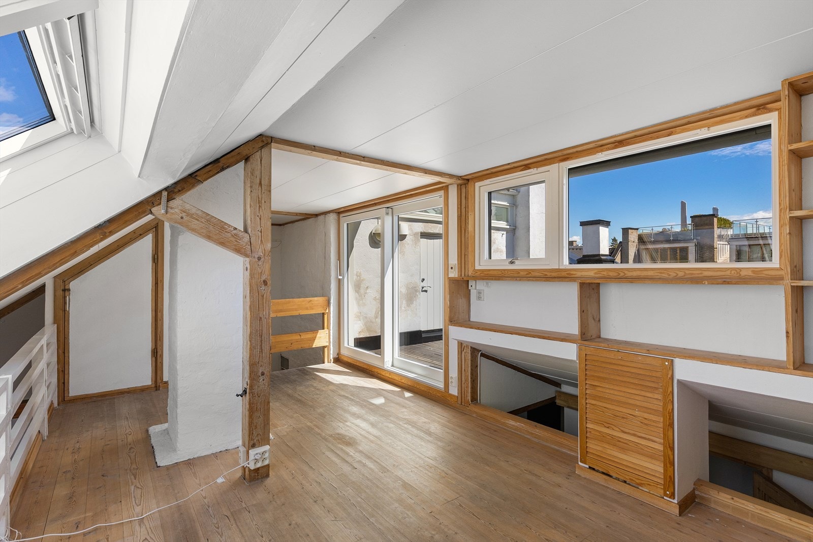 Mezzanin/loftstue med store lysvennlige takvinduer, bod, samt utgang direkte til takterrasse nr. 2 og videre til tårnrommet/atelier Galleribilde