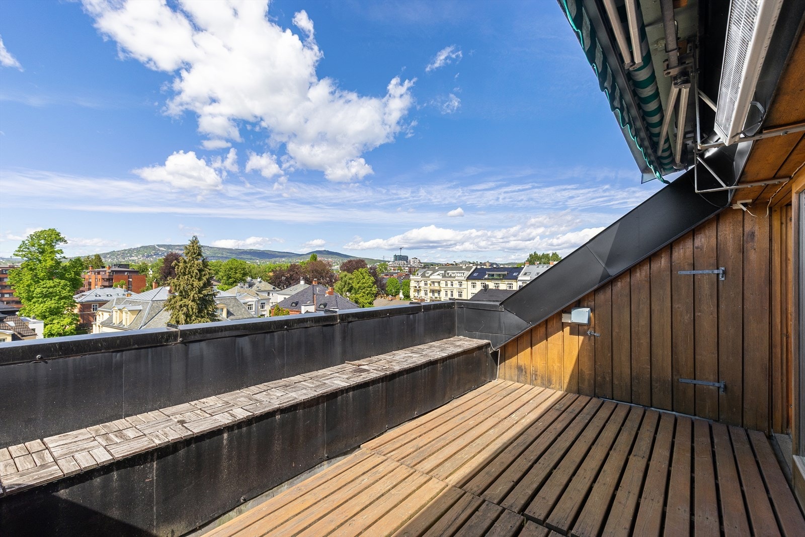 Romslig takterrasse med herlig sol og flott utsikt! Her mot nordøst med utgang direkte fra stue/kjøkken. Praktisk utebod til lagring av utemøbler og puter mm. Galleribilde