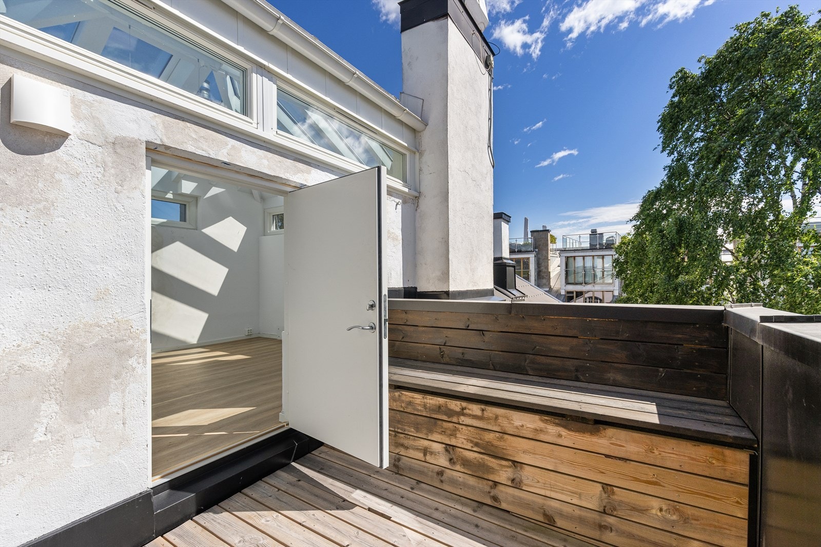 Takterrassen mot sydvest med videre inngang til tårnrommet/atelier Galleribilde