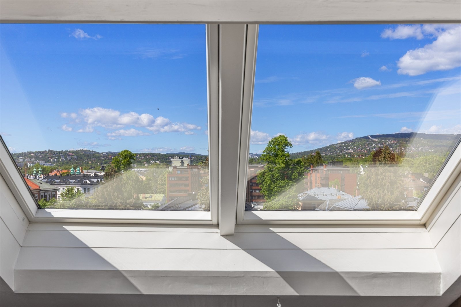 Mezzanin/loftstue med store lysvennlige takvinduer, bod, samt utgang direkte til takterrasse nr. 2 og videre til tårnrommet/atelier Galleribilde