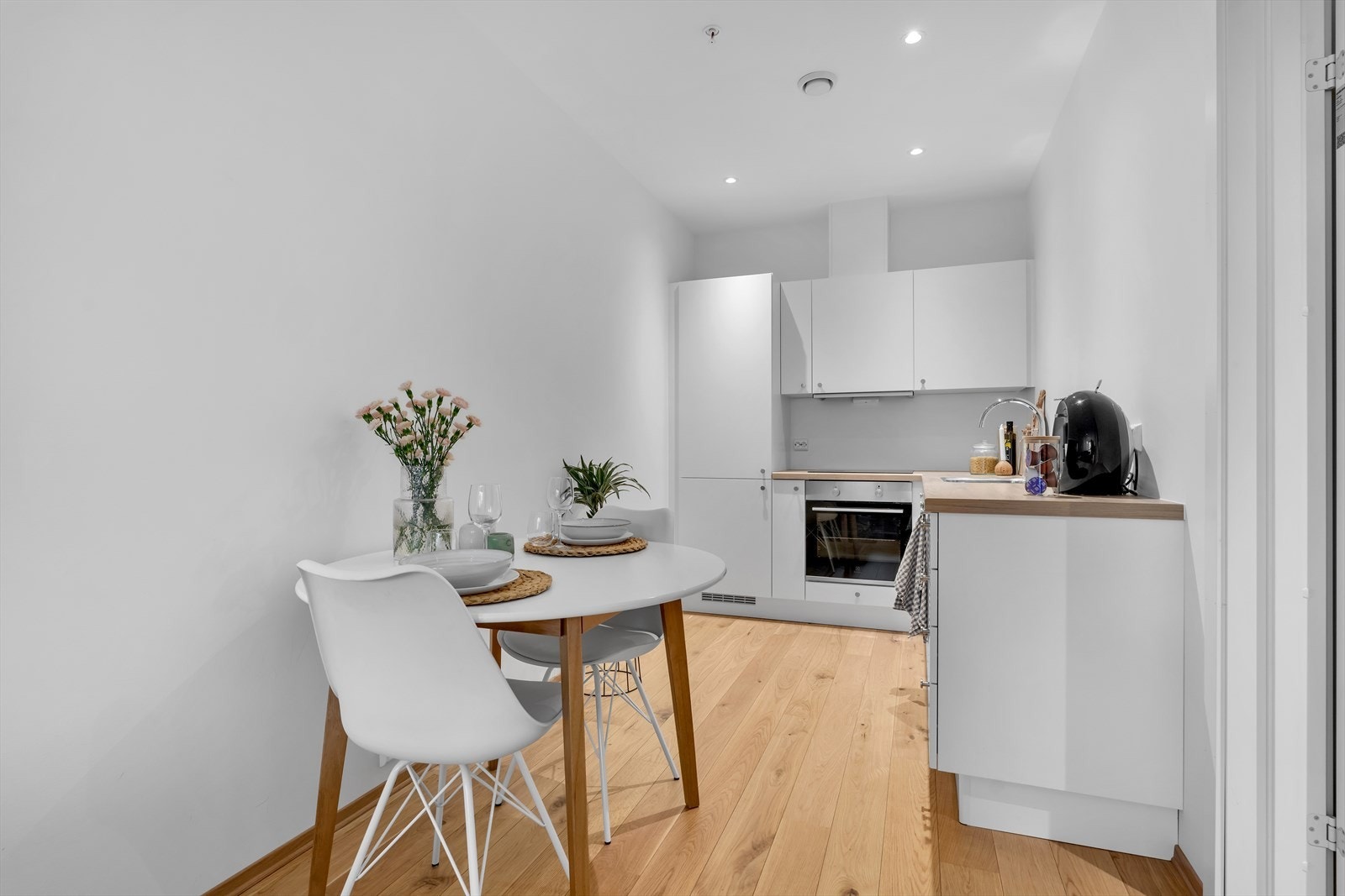 Legg også merke til den gode belysningen med downlights i himlingen. Et stilfullt og praktisk kjøkken som imøtekommer både estetiske og funksjonelle behov. Galleribilde