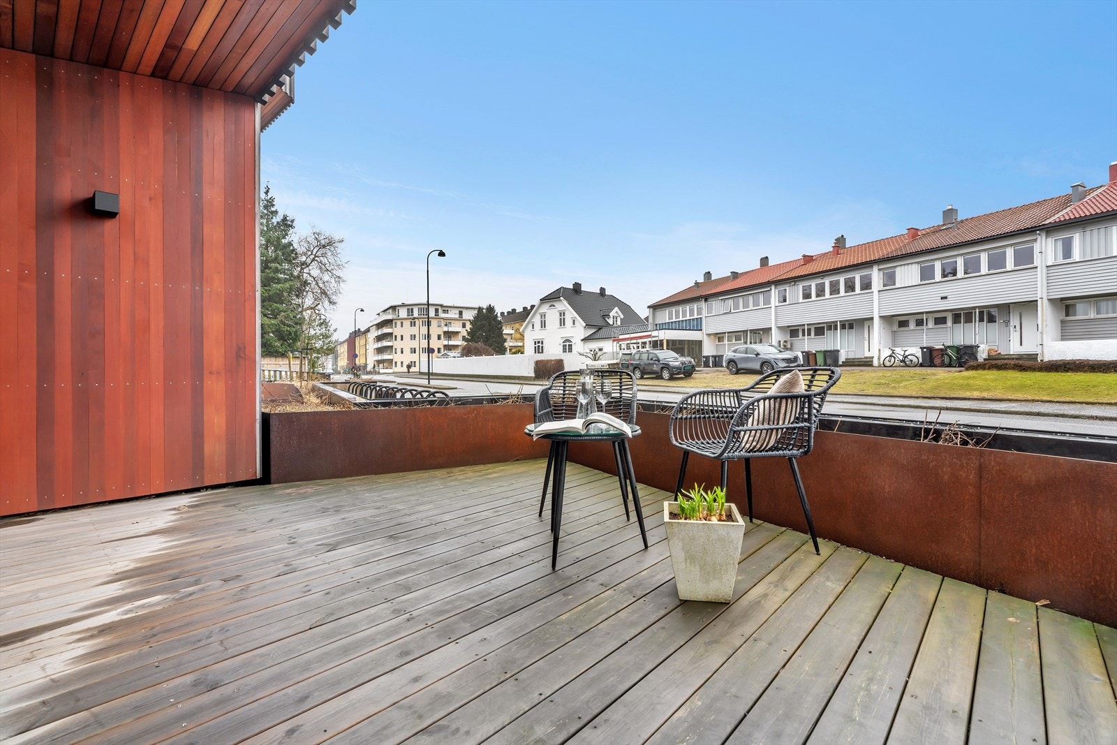 Fra stuen har du direkte utgang til en koselig markterrasse, perfekt for å nyte solrike sommerdager eller sosiale kvelder med venner og familie. Galleribilde