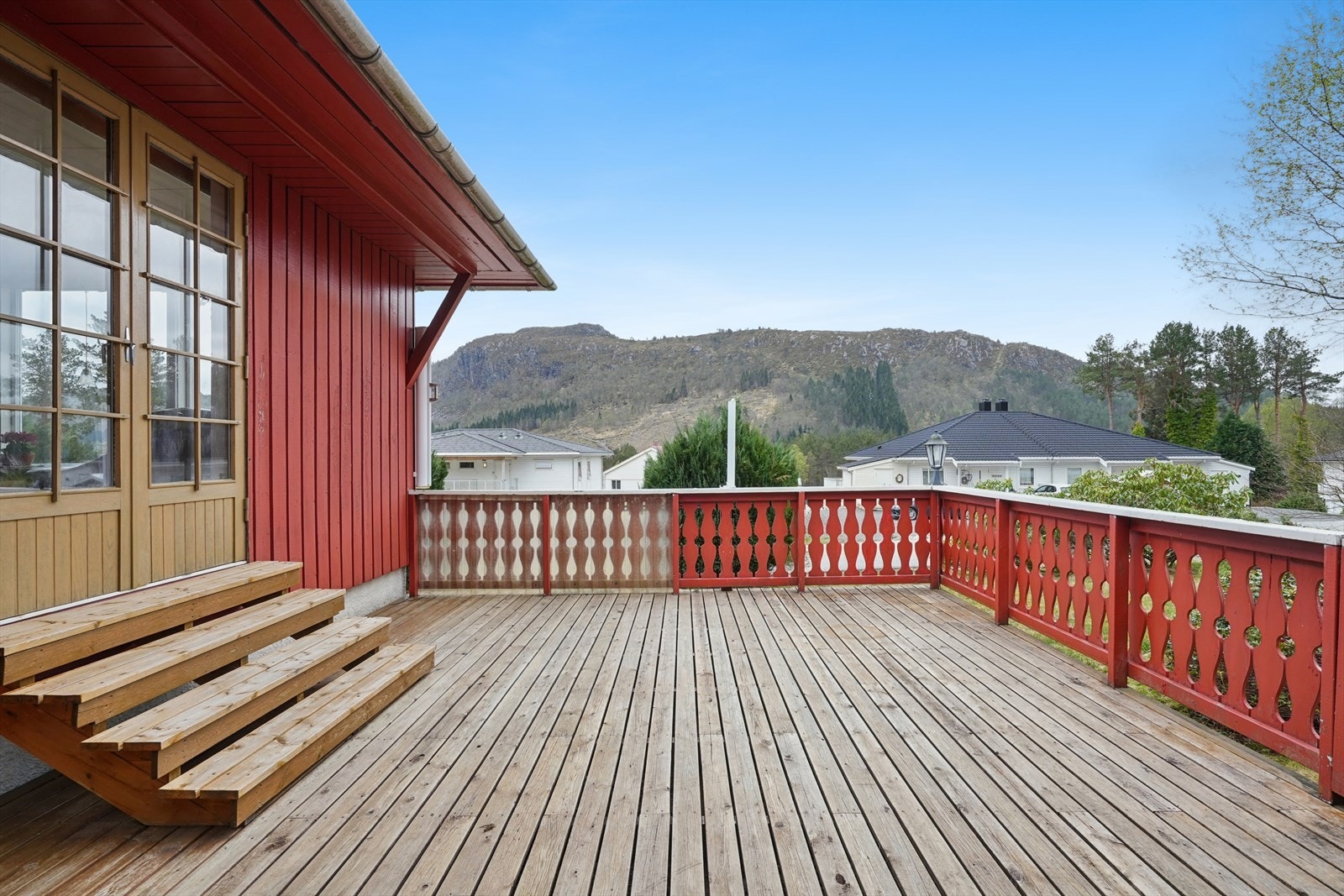 Terrassen strekker seg langs vestsiden av boligen og har god plass til utemøbler. Galleribilde
