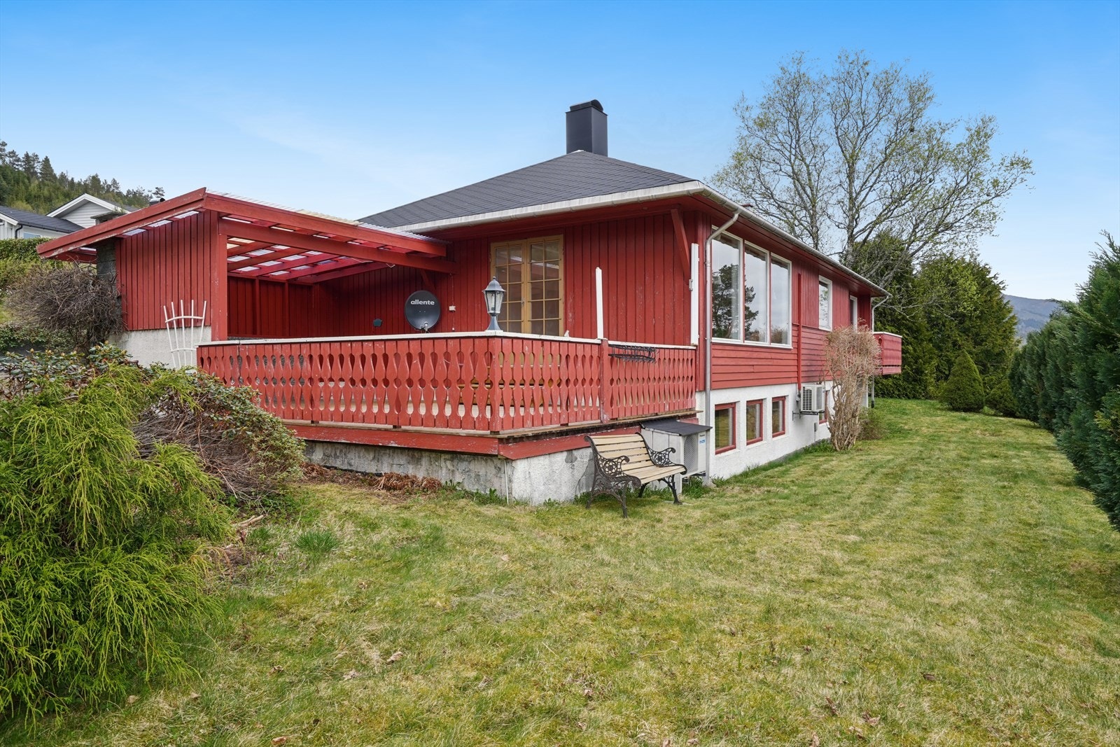 Eiendommen har en stor, vestvendt terrasse på 31 m² med delvis takoverbygg og utepeis. Galleribilde