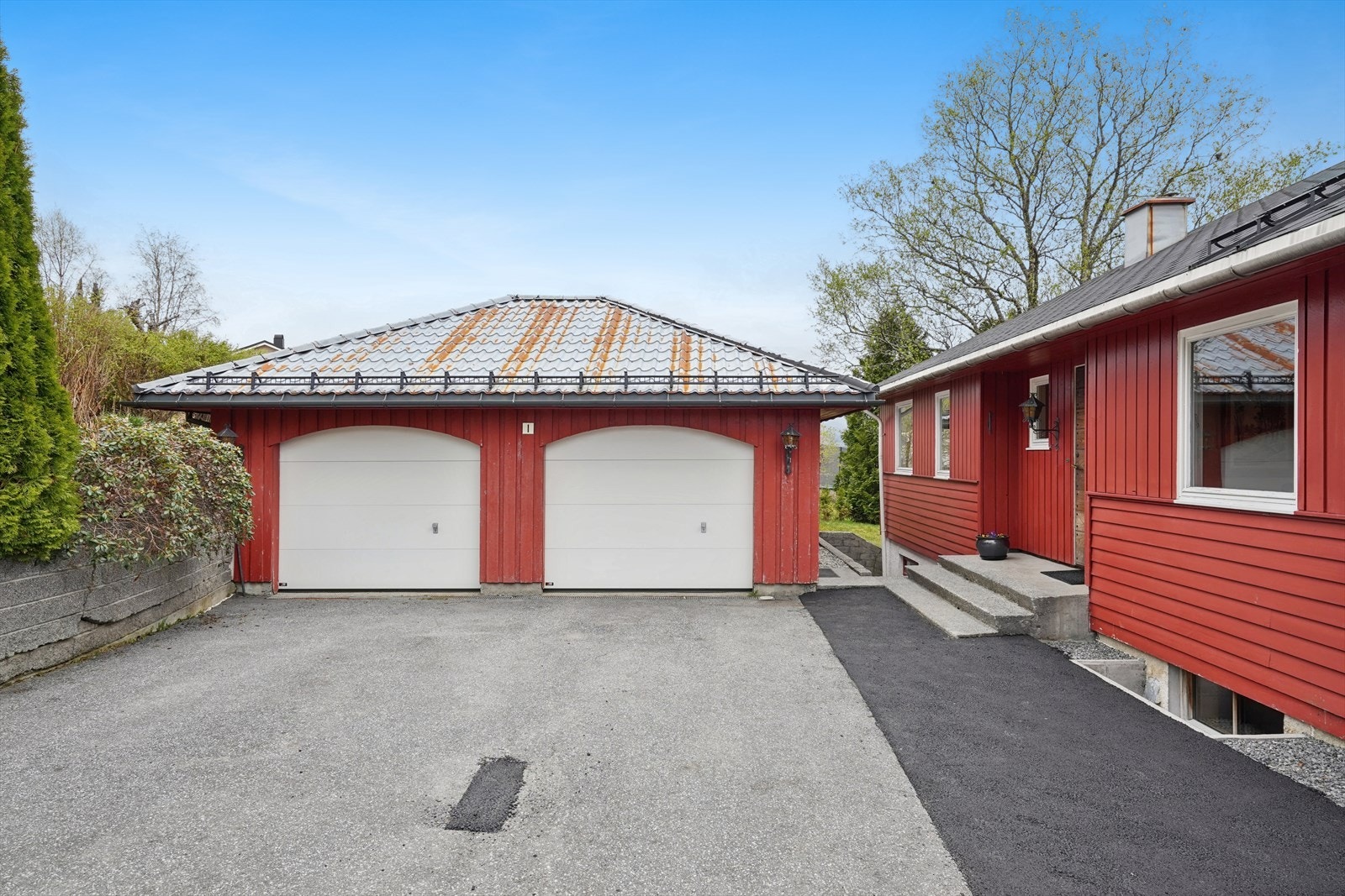 Dobbel garasje på 40 m² med støpt gulv, strøm og nye porter. Galleribilde