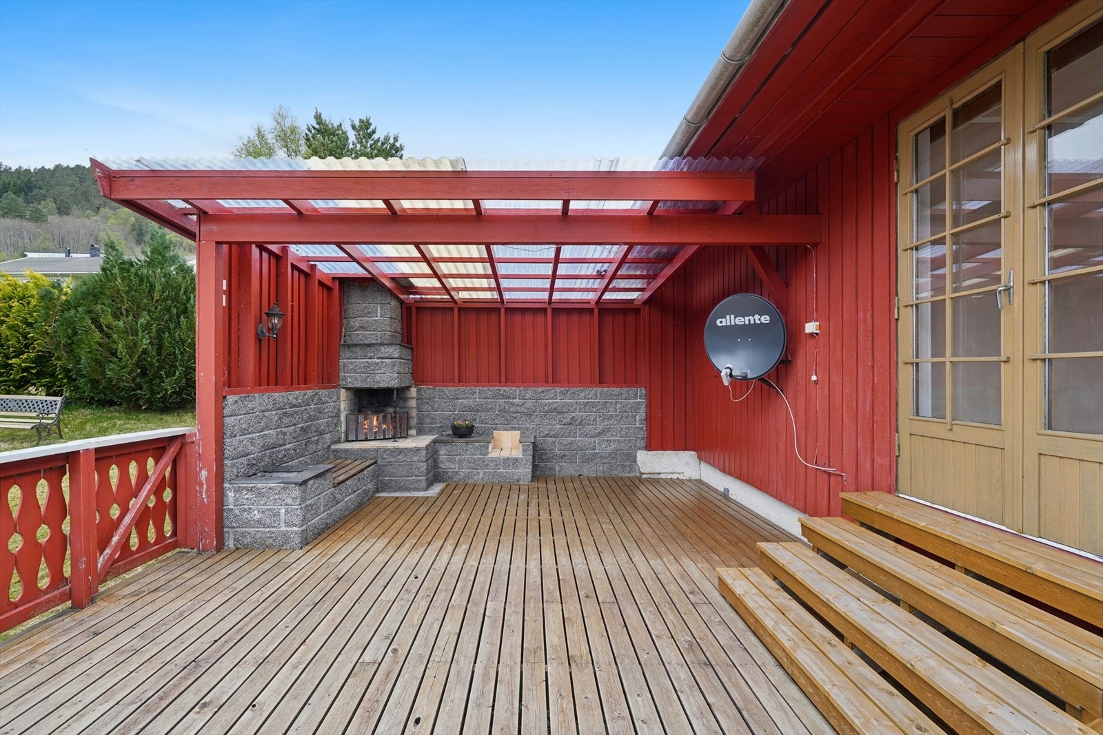 Den overbygde delen av terrassen har en murt utepeis, perfekt for kjølige kvelder. Galleribilde
