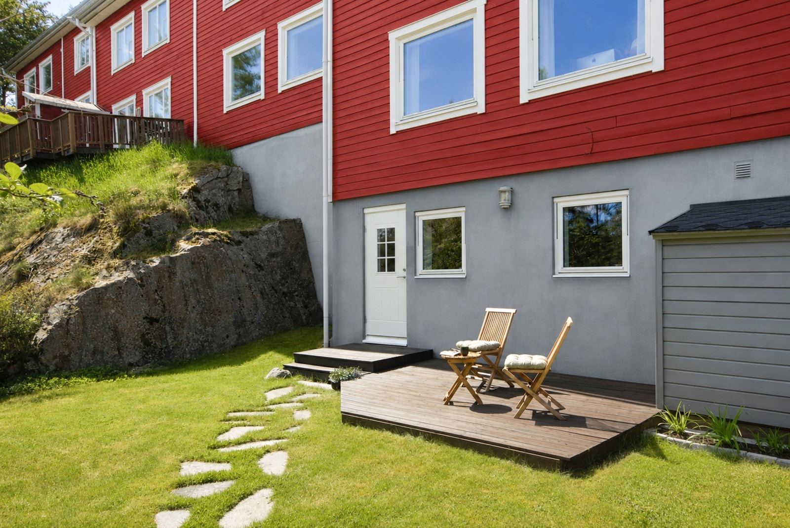 Egen inngang til sokkelleiligheten. Galleribilde