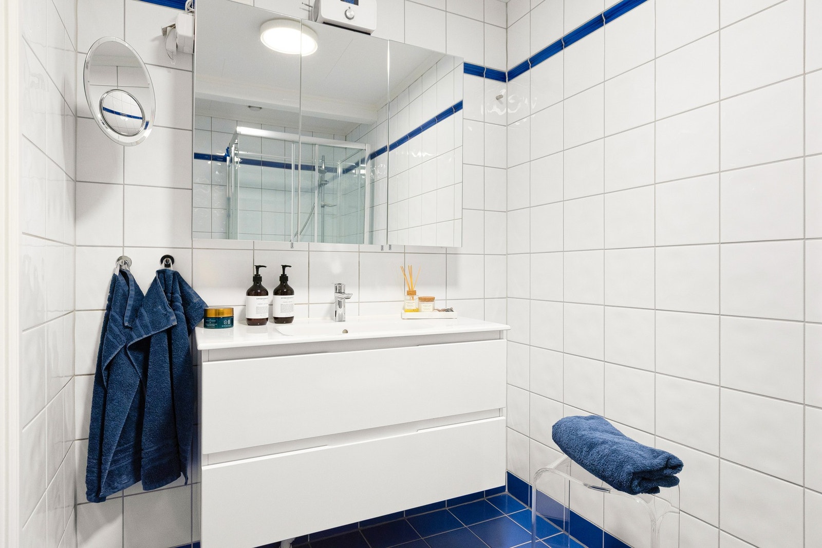 Stort og deilig, flislagt baderom, med varme i gulv. Galleribilde