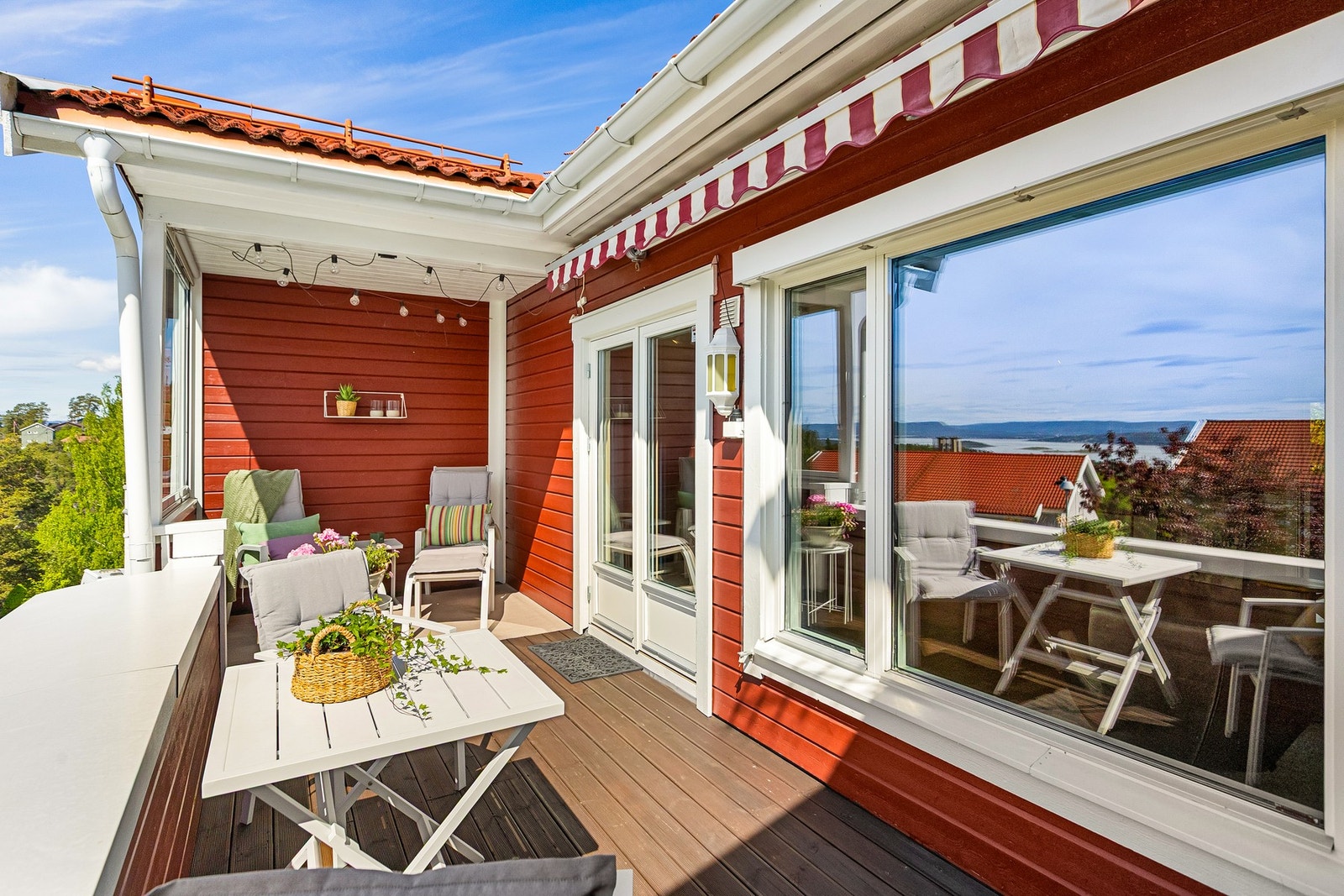 Terrassen er vestvendt med topp solforhold og utsikt over fjorden. Galleribilde