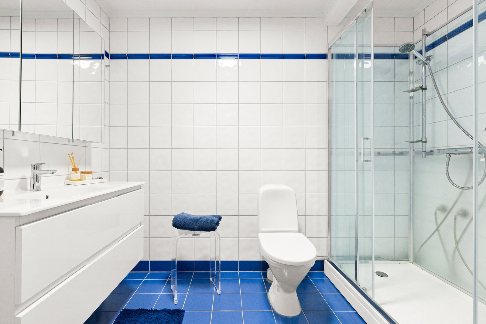 Hovedbadet er utstyrt med vegghengt servantinnredning, dusjhjørne med dører og gulvstående toalett. Galleribilde