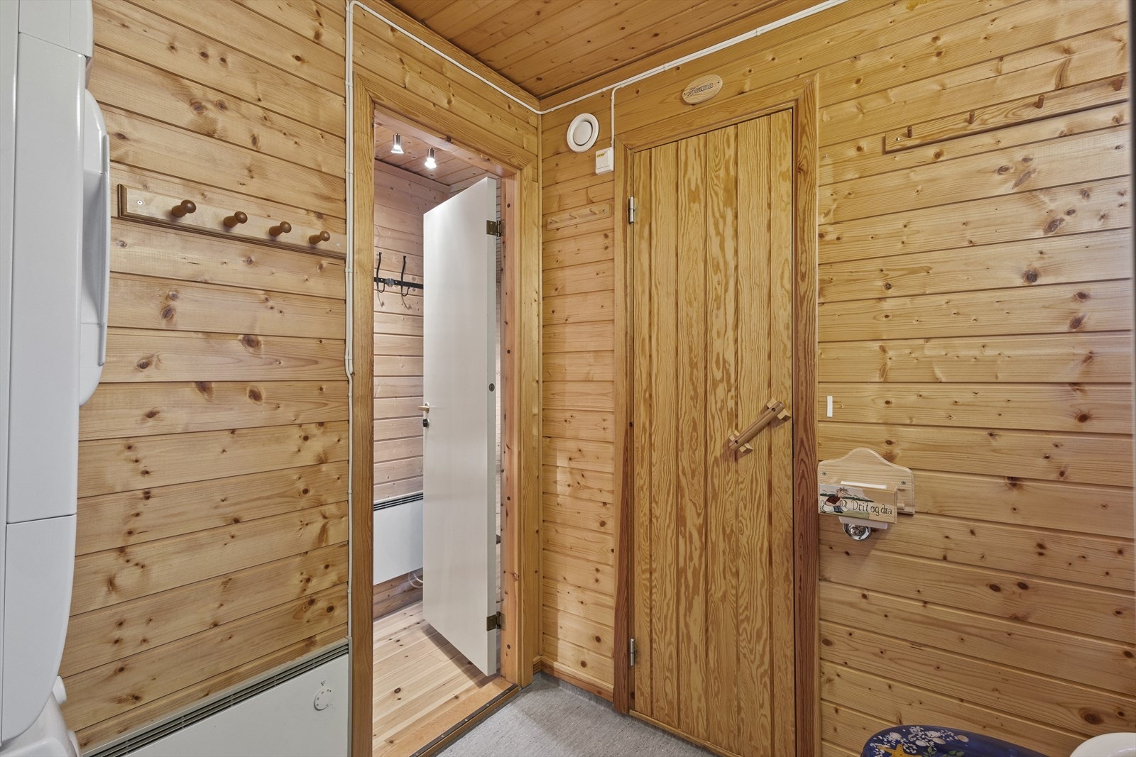 Fra badet er det direkte adkomst til badstuen. Galleribilde