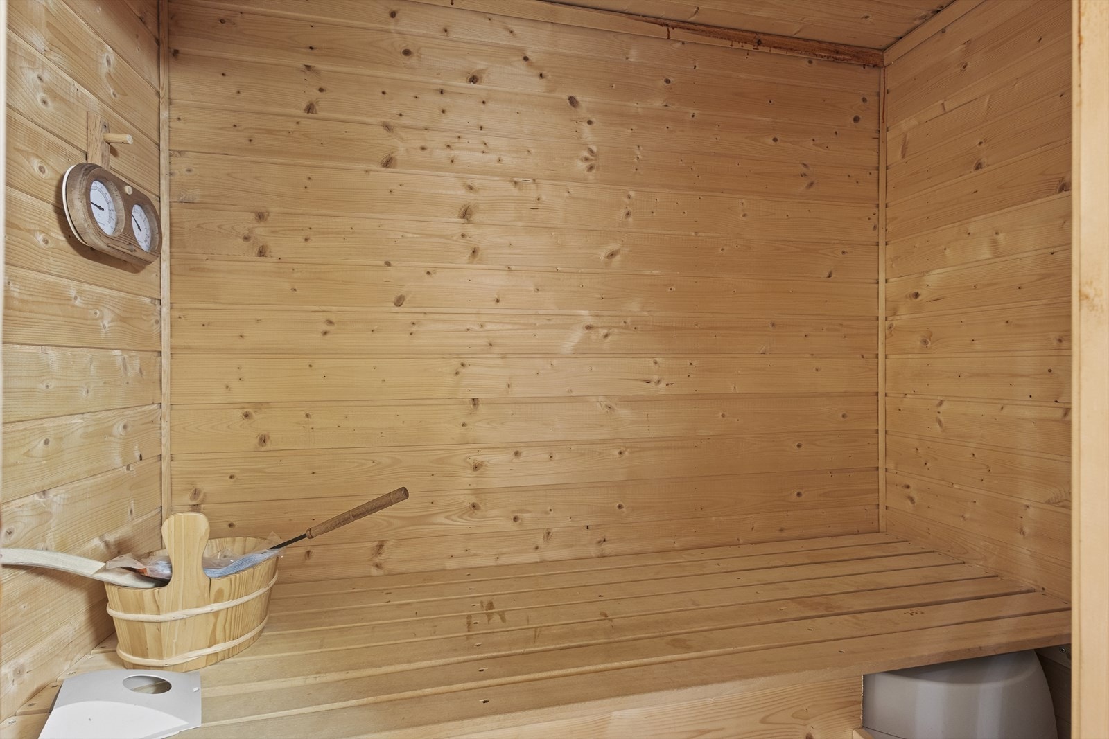 Egen badstue med plassbygd innredning og badstuovn - perfekt etter en lang dag i skisporet. Galleribilde