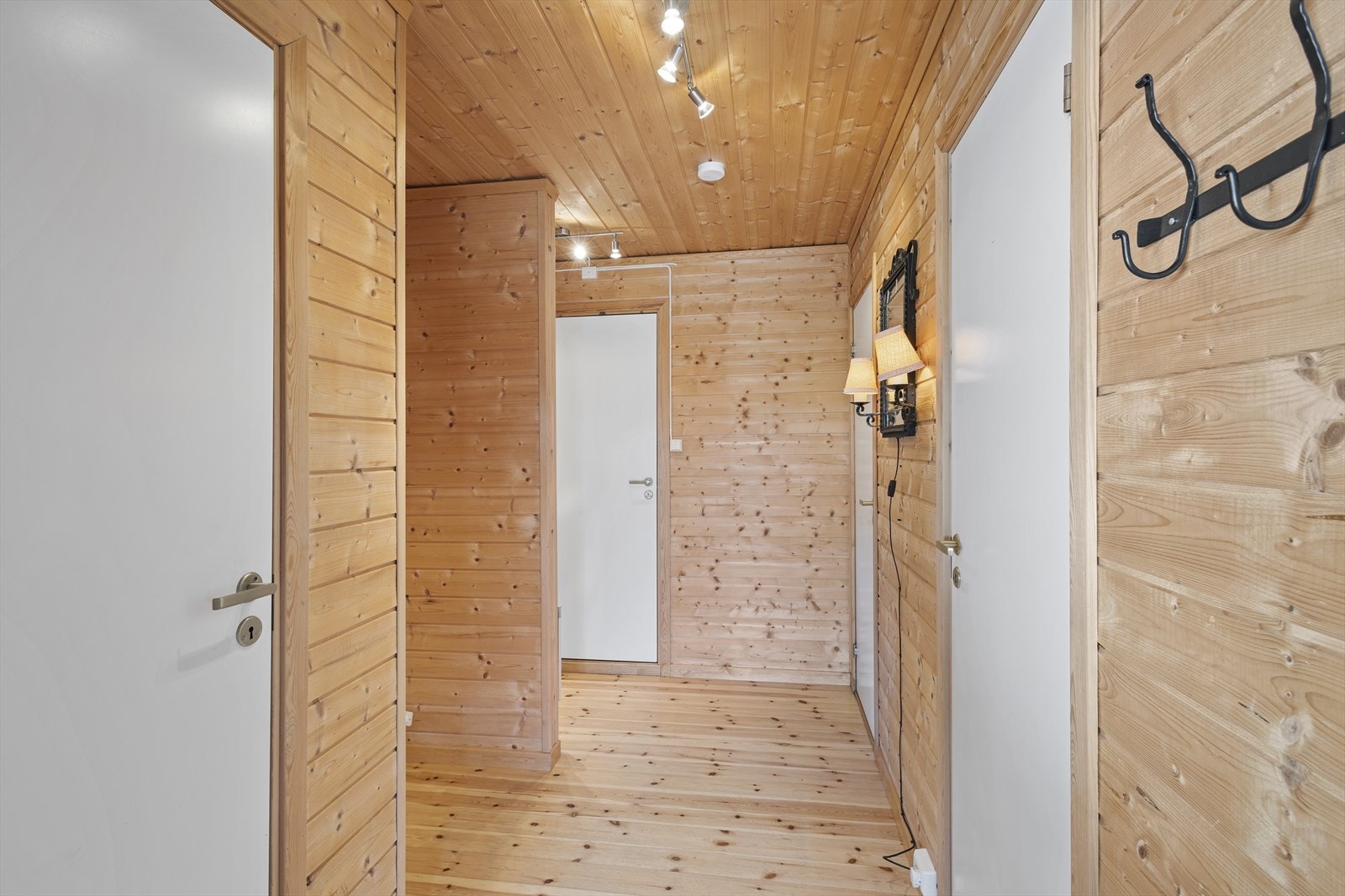 Gangen binder sammen soverommene med badet og stuen. Galleribilde
