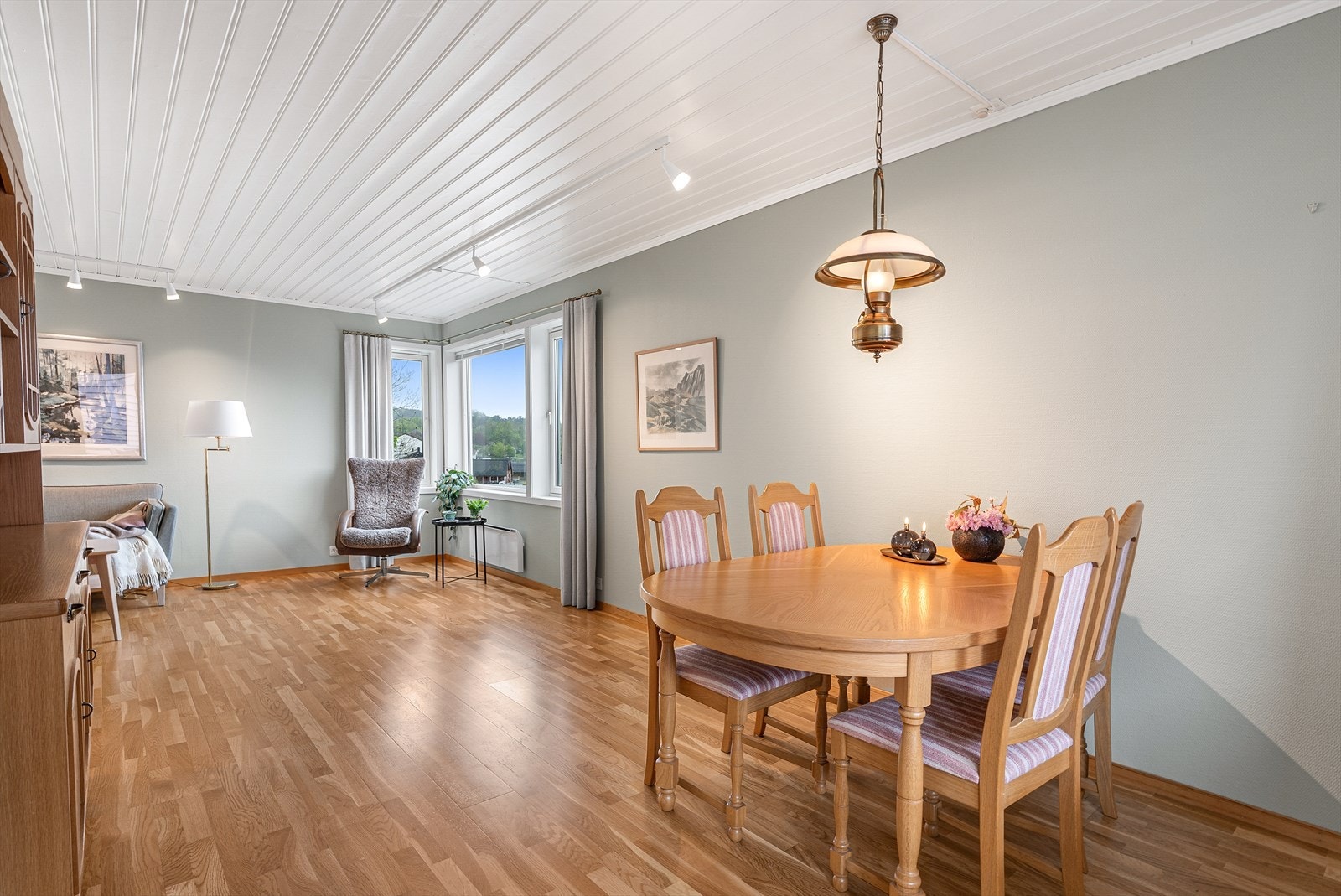 Stuen har god plass til både sofagruppe og en romslig spisestue. Galleribilde