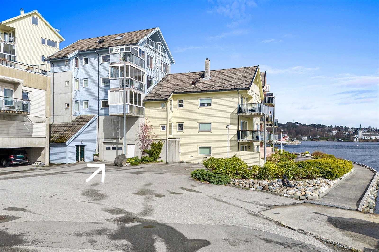 Innkjørsel til elles garasjeanlegget. Galleribilde