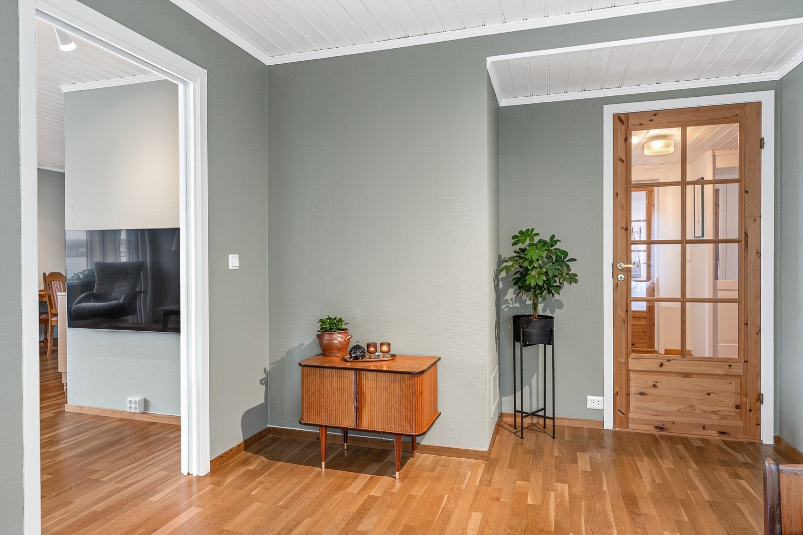 Soverom 2 har inngang til stue og hall/gang Galleribilde