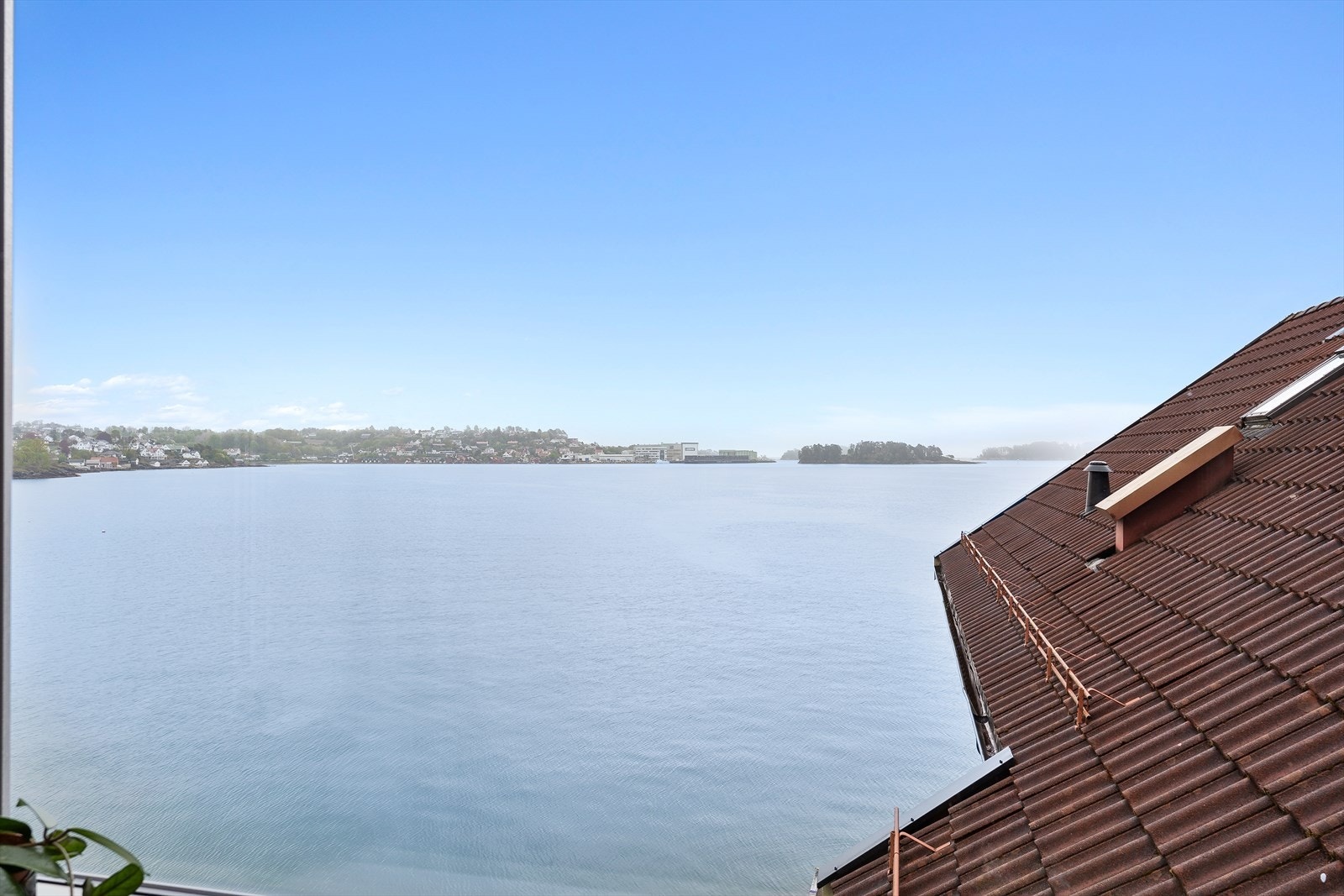 Fra stuevinduet er det en åpen og fin utsikt over fjorden. Galleribilde